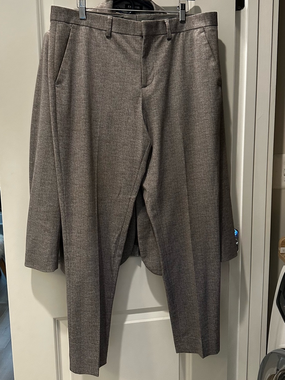 Express Suit - Picture 2 of 6
